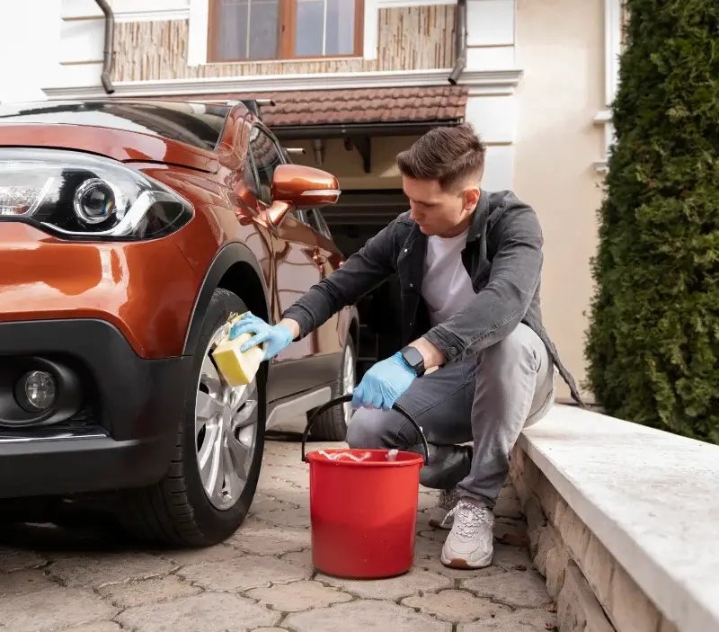 Lavage auto à domicile Précigné : professionnel intervenant sur un véhicule